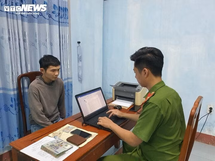 Cán bộ Công an đang lấy lời khai của Võ Quốc Hải. (Ảnh: CACC)