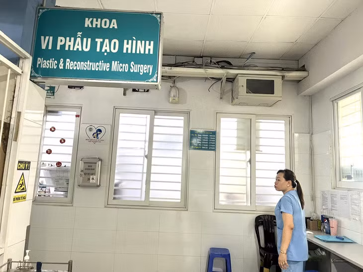 Khoa vi phẫu tạo hình Bệnh viện Chấn thương chỉnh hình TP.HCM, nơi bệnh nhi đang nằm điều trị - Ảnh: THÙY DƯƠNG
