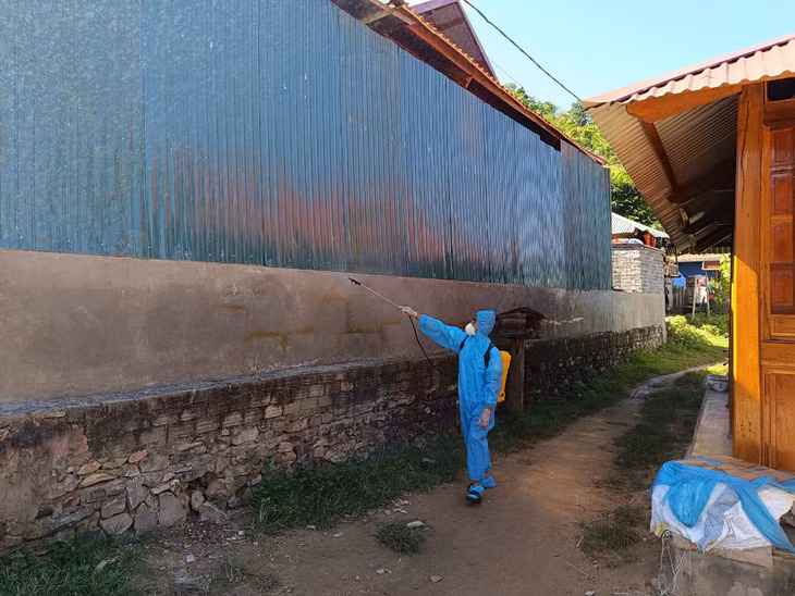Cán bộ Trung tâm Y tế Mường Lát, Thanh Hóa phun hóa chất tẩy trùng toàn bộ nhà dân ở khu phố Đoàn Kết, thị trấn Mường Lát - Ảnh: HÀ ĐỒNG