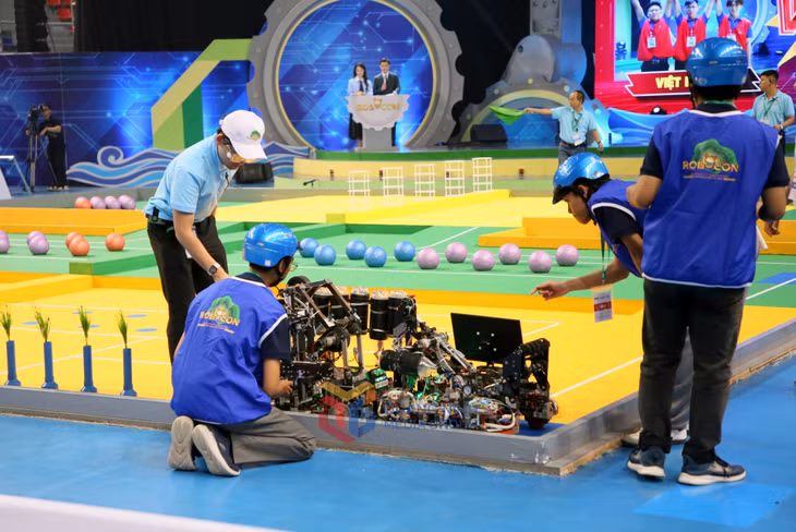 Các đội tuyển hiệu chỉnh robot trước khi vào trận đấu.