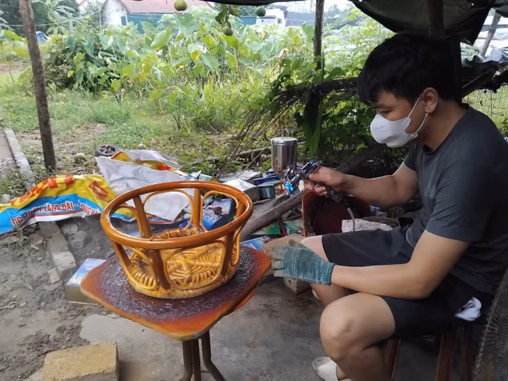 Công nhân HTX mây tre Hưng Thành (xã Đông Hải) hoàn thiện sản phẩm để xuất ra thị trường.