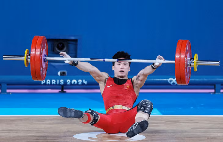 Đô cử Trịnh Văn Vinh để lại tiếc nuối lớn khi thi đấu không thành công ở hạng cân 61kg nam môn cử tạ Olympic 2024, thể thao Việt Nam ra về tay trắng - Ảnh: REUTERS