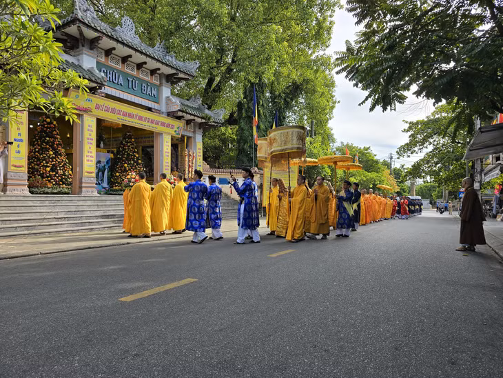 Sáng 30/8, tại chùa Từ Đàm (TP Huế, tỉnh Thừa Thiên Huế) diễn ra đại lễ cầu siêu các nạn nhân tử vong do tai nạn giao thông (TNGT) năm 2024. Đại lễ do Trung ương Giáo hội Phật giáo Việt Nam phối hợp Ủy ban ATGT Quốc gia tổ chức.