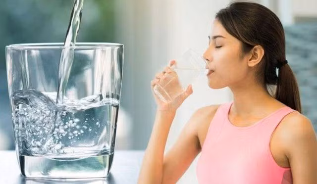 Nên tạo thói quen uống nước thường xuyên, kể cả khi không cảm thấy khát.