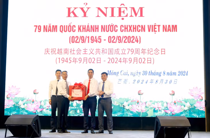 Lãnh đạo TP Đông Hưng, Khu tự trị dân tộc Choang Quảng Tây, Trung Quốc trao tặng quà tới Đảng bộ, chính quyền và nhân dân TP Móng Cái nhân dịp kỷ niệm 79 năm Quốc khánh Nước Cộng hoà XHCN Việt Nam 2/9 (1945-2024).