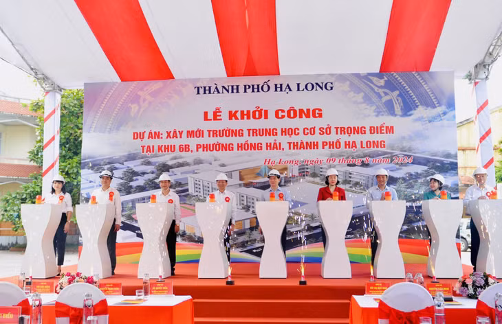 Các đại biểu thực hiện nghi lễ khởi công dự án.