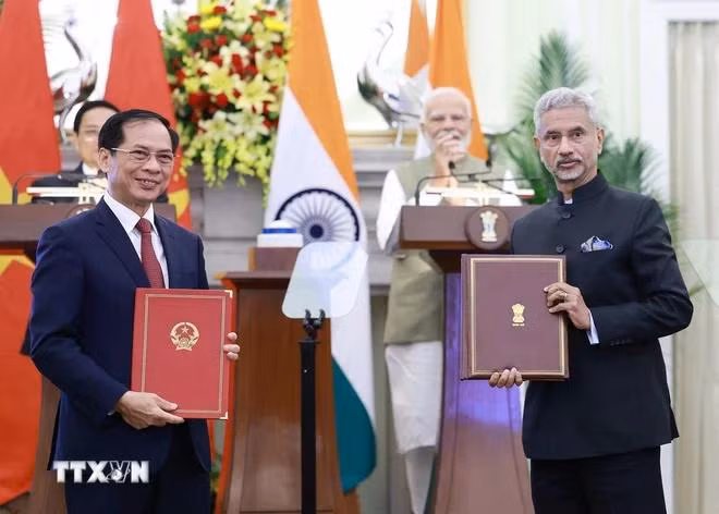 Thủ tướng Phạm Minh Chính và Thủ tướng Narendra Modi chứng kiến trao Hiệp định giữa Chính phủ hai nước về việc cho phép thân nhân thành viên cơ quan đại diện ngoại giao, cơ quan lãnh sự làm việc có thu nhập. (Ảnh: Dương Giang/TTXVN)