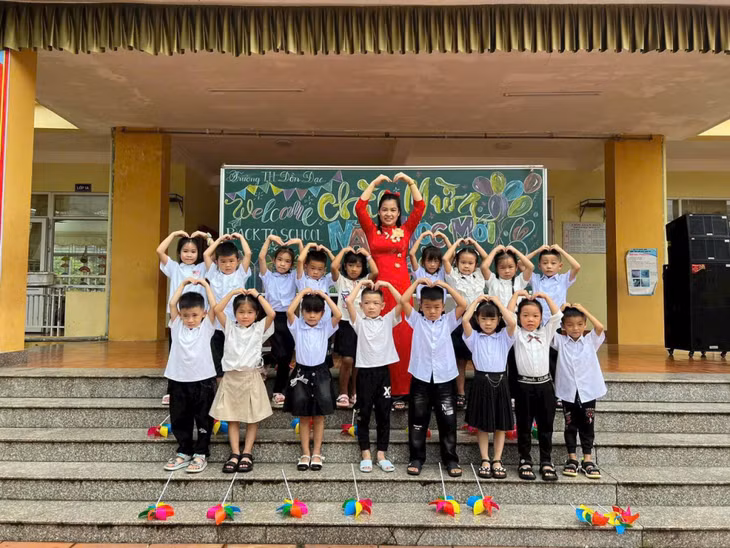 Cô và trò Trường Tiểu học Đồn Đạc (huyện Ba Chẽ) hân hoan trong ngày đầu tựu trường.