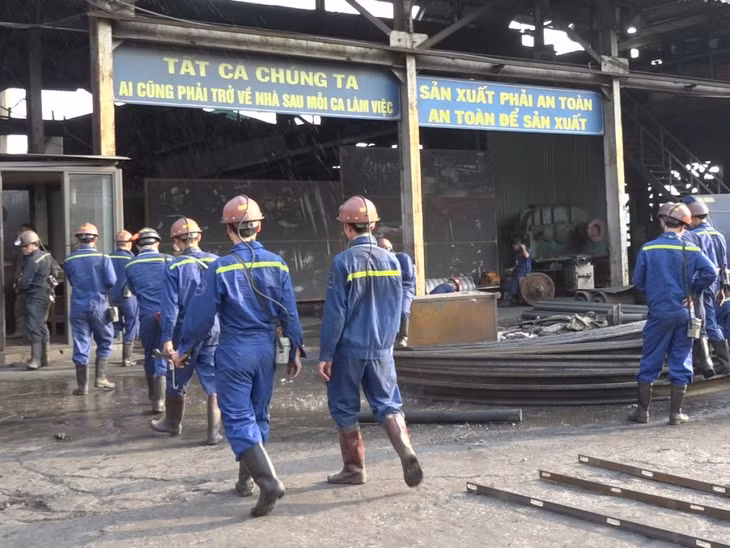 Công ty Than Thống Nhất tuyên truyền khẩu hiệu an toàn lao động tại nhiều vị trí làm việc.