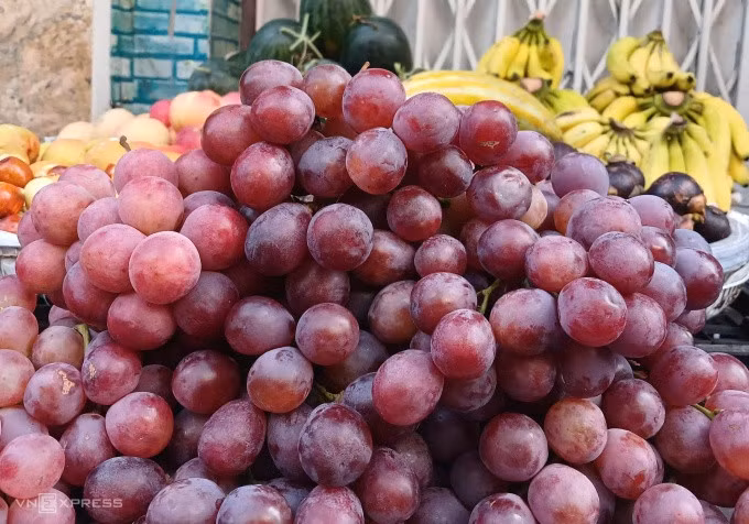 Nho đỏ có hạt được bán tại chợ truyền thống ở TP HCM. Ảnh: Thi Hà