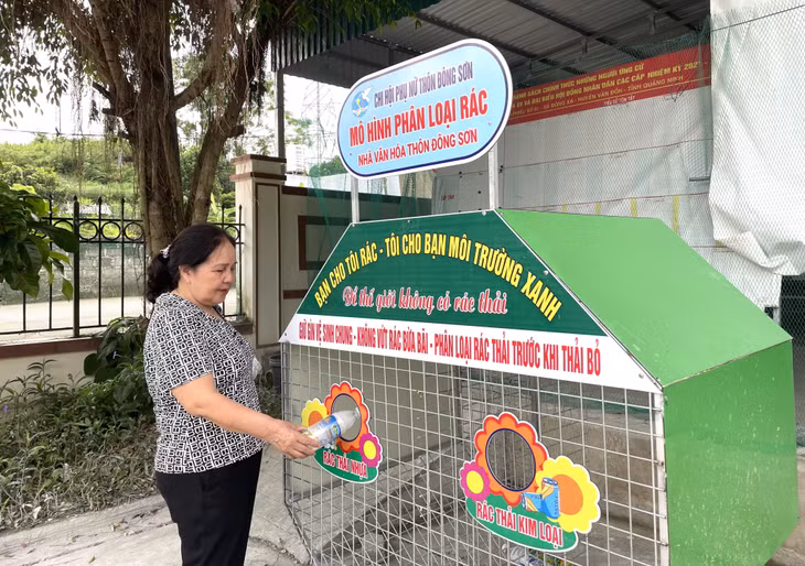 Mô hình phân loại rác của Chi hội Phụ nữ thôn Đông Sơn (xã Đông Xá, huyện Vân Đồn).