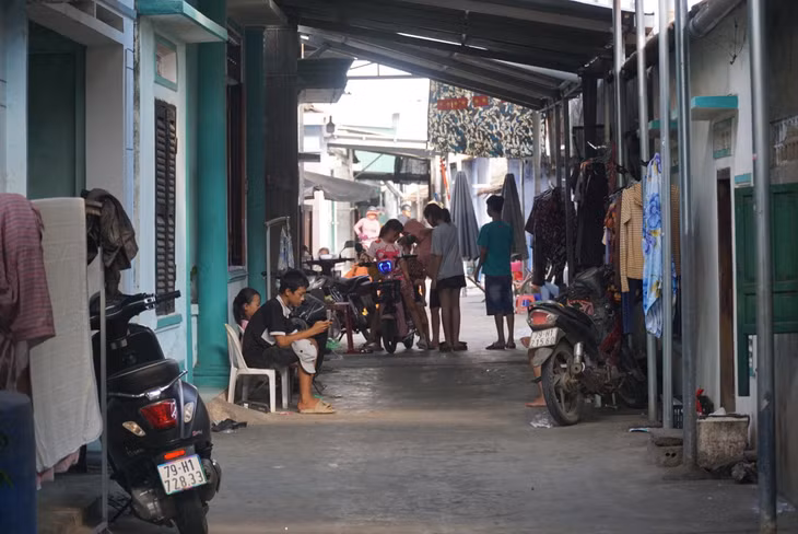 Các gia đình trong làng thường gắn bó với nhau, sinh sống qua nhiều thế hệ.