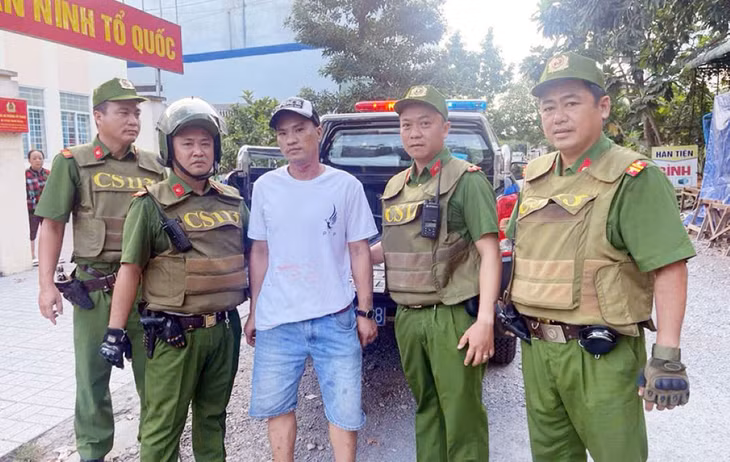 Lực lượng Công an tỉnh An Giang đã kịp thời ngăn chặn thành công vụ phê ma túy rồi tẩm xăng dọa đốt nhà tự sát cùng con gái. Ảnh: Vũ Tiến