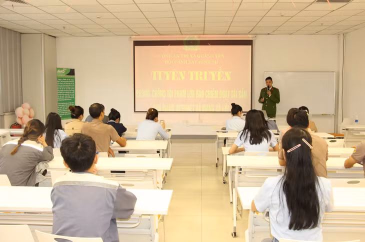 Tuyên truyền phòng, chống ma túy cho công nhân, người lao động tại KCN Sông Khoai. Ảnh: TTTTVH TX Quảng Yên.