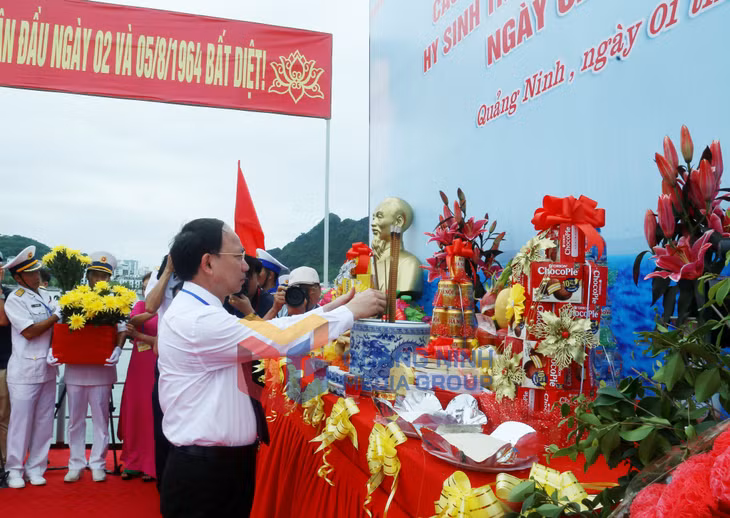Đồng chí Nguyễn Xuân Ký, Ủy viên Trung ương Đảng, Bí thư Tỉnh ủy Quảng Ninh, Chủ tịch HĐND tỉnh, dâng hương tại lễ tưởng nệm.