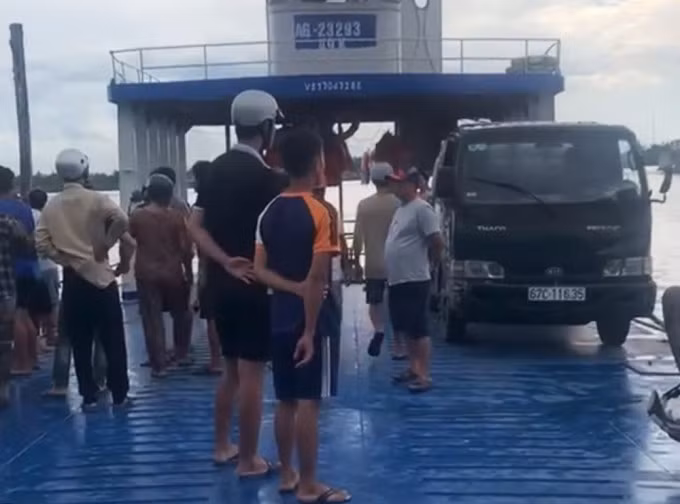 Lúc tai nạn, phà chở ôtô trọng tải gần 5 tấn. Ảnh: Minh Bằng