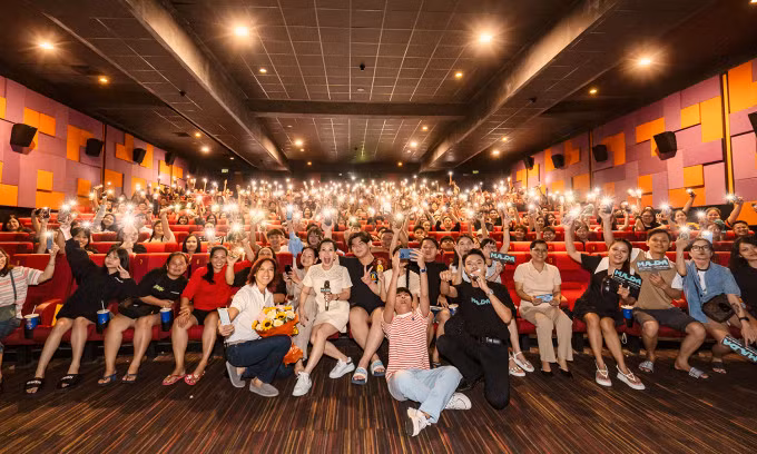 Việt Hương (hàng đầu, váy trắng) cùng êkíp đi cine-tour giới thiệu cho phim. Ảnh: Bồng Sơn