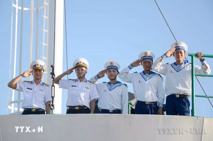 Hải quân nhân dân Việt Nam là lực lượng nòng cốt bảo vệ vững chắc chủ quyền biển, đảo, thềm lục địa thiêng liêng của Tổ quốc, giữ vững môi trường hòa bình ổn định của đất nước và khu vực, luôn xứng đáng với niềm tin yêu của Đảng và Nhân dân. (Ảnh: Văn Dũng/TTXVN)