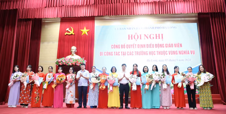 Các đồng chí lãnh đạo thành phố Hạ Long trao quyết định, động viên các thầy cô giáo nhận Quyết định luân chuyển.