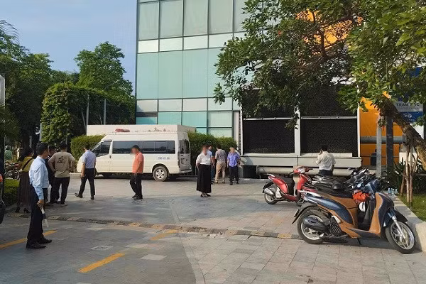 Xe cứu thương đến hiện trường và đưa các nạn nhân đến bệnh viện.