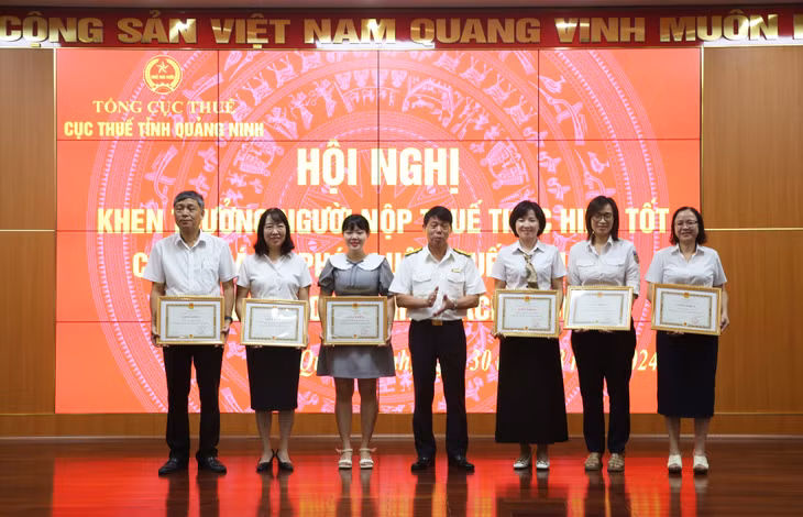 Cục Thuế tỉnh khen thưởng người nộp thuế thực hiện tốt chính sách, pháp luật thuế năm 2023.