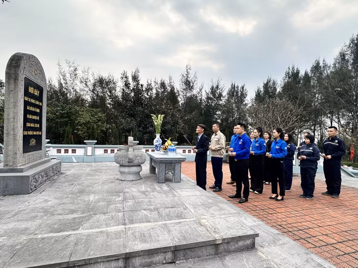 Cán bộ, đảng viên Công trường Xúc, Công ty CP Đèo Nai - Cọc Sáu - TKV dâng hương tại di tích địa điểm Bác Hồ về thăm mỏ Đèo Nai. Ảnh: Hoàng Yến