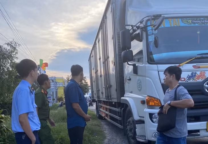 Lực lượng chức năng kiểm tra xe tải khi đang lưu thông trên đường.