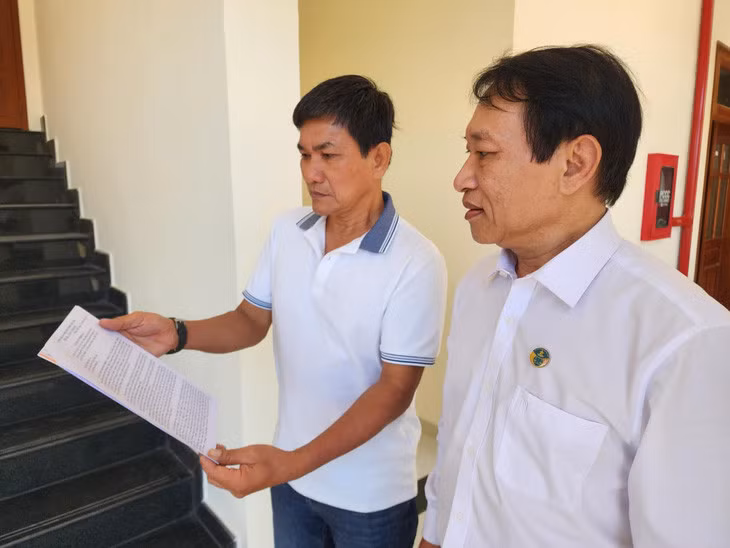 Luật sư Trần Quang Hoài (phải) và ông Nguyễn Hà đại diện cho bà Đầm tham gia vụ kiện chủ tịch UBND TP Quảng Ngãi - Ảnh: TRẦN MAI