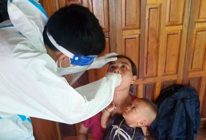 Cán bộ y tế lấy mẫu nhóm người tiếp xúc gần ca nhiễm bạch hầu ở thị trấn Mường Lát hôm 6/8. Ảnh: Lam Sơn