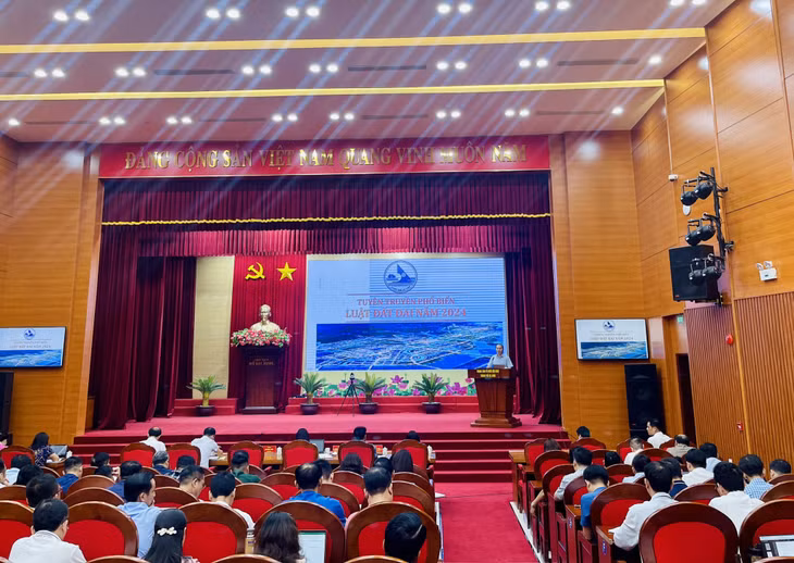 Lãnh đạo UBND TP Hạ Long giới thiệu những điểm mới nổi bật của Luật Đất đai 2024.
