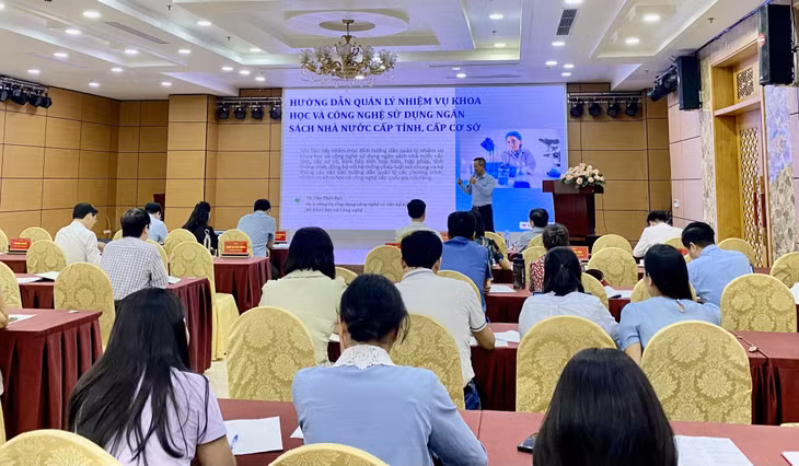 Chuyên gia thuộc Vụ Ứng dụng công nghệ và phát triển kỹ thuật, Bộ Khoa học - Công nghệ phổ biến nội dung về quản lý nhà nước về khoa học và công nghệ, hướng dẫn quy trình quản lý nhiệm vụ khoa học và công nghệ cấp tỉnh, cấp cơ sở.