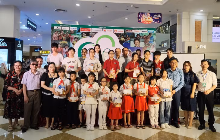 Ban tổ chức trao quà cho các học sinh có hoàn cảnh khó khăn tại TP Hạ Long.