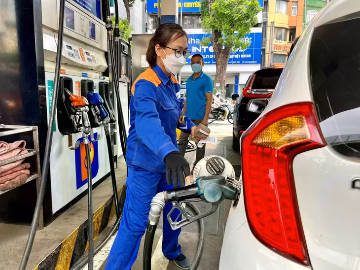 Giá xăng trong nước tại kỳ điều hành ngày mai (15/8) được dự báo quay đầu tăng sau 5 lần giảm liên tiếp. Ảnh: TTXVN
