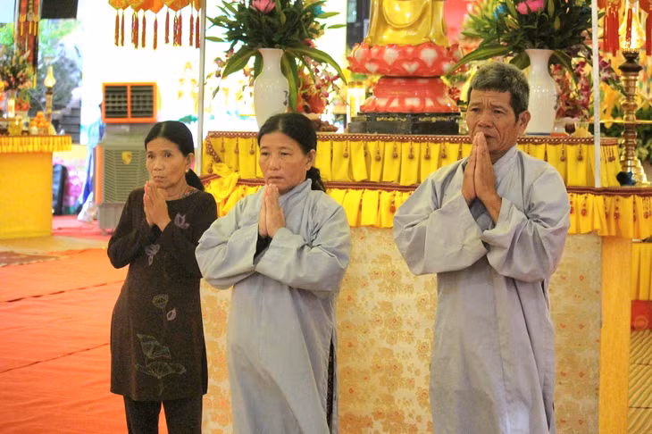 Ngay từ sáng sớm, nơi diễn ra đại lễ cầu siêu các nạn nhân tử vong do TNGT năm 2024 đã có nhiều người nhà các nạn nhân, phật tử từ khắp nơi đổ về để tưởng nhớ người thân, đồng bào không may qua đời do TNGT.