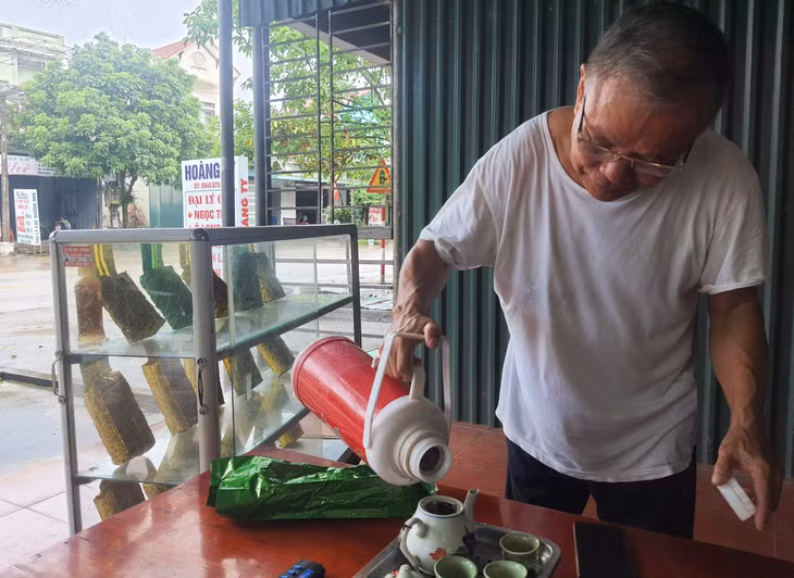 Ông Vũ Triệu cẩn trọng pha ấm trà nóng chờ nhóm bạn già của mình đến cùng uống.