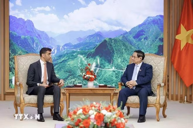 Thủ tướng Phạm Minh Chính tiếp Quốc vụ khanh phụ trách Thương mại quốc tế UAE Thani bin Ahmed Al Zeyoudi. (Ảnh: Dương Giang/TTXVN)