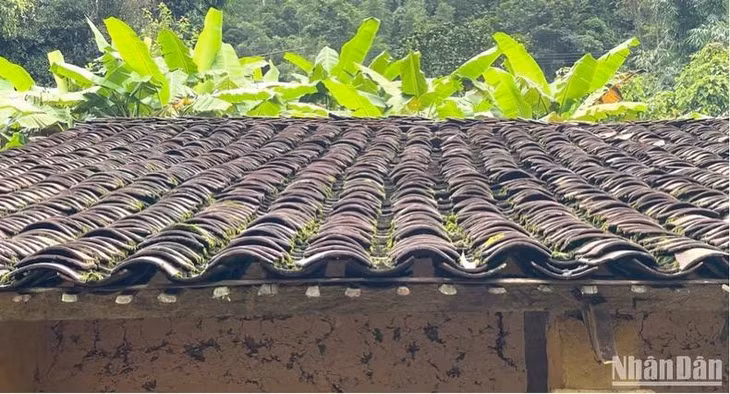 Mái lợp ngói âm dương độc đáo.