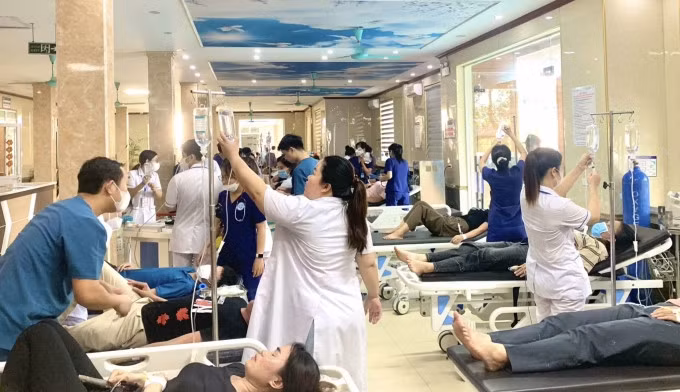 Các bác sĩ tại Trung tâm Y tế huyện Thanh Thủy đang cấp cứu cho nạn nhân bị ngộ độc. Ảnh: Bệnh viện cung cấp