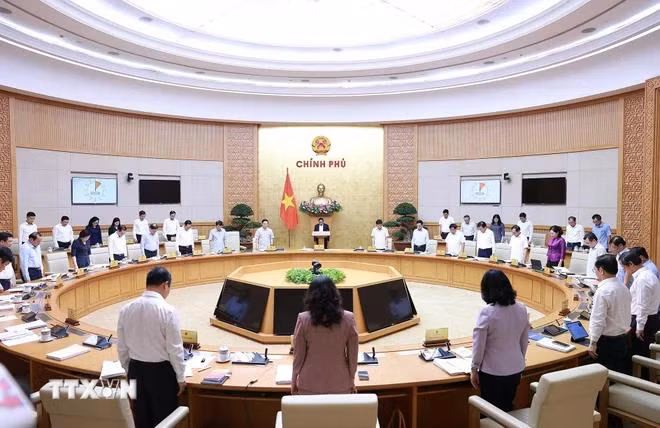 Thủ tướng Phạm Minh Chính cùng các thành viên Chính phủ và đại biểu dự phiên họp dành một phút mặc niệm Tổng Bí thư Nguyễn Phú Trọng. (Ảnh: Dương Giang/TTXVN)