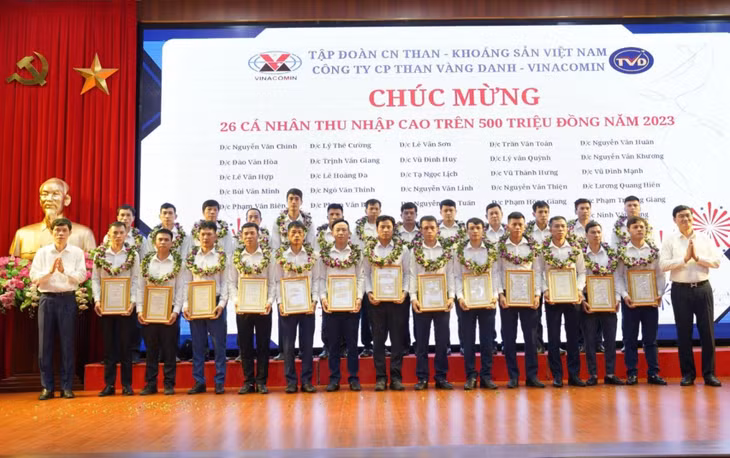Lãnh đạo Công ty CP Than Vàng Danh tuyên dương cá nhân đạt mức thu nhập cao trên 500 triệu đồng năm 2023. Ảnh Phạm Cường (CTV)