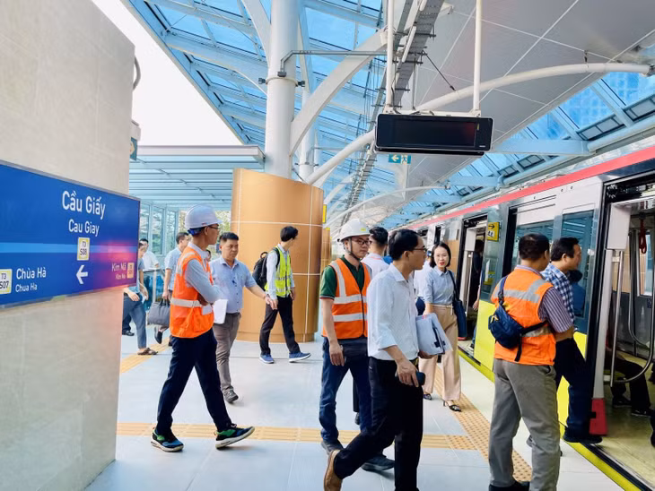 Hệ thống nhà ga gồm 8 ga trên cao (ga S1 đến ga S8), 4 ga ngầm (ga S9 đến ga S12), trong đó có 2 ga kết nối trung chuyển.