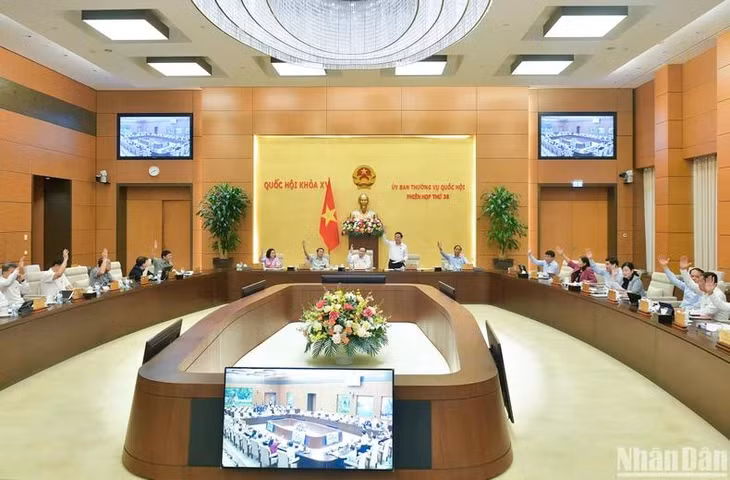 Ủy ban Thường vụ Quốc hội biểu quyết thống nhất bổ sung dự án Luật sửa đổi, bổ sung một số điều của Luật Bảo hiểm y tế vào Chương trình xây dựng luật, pháp lệnh năm 2024. (Ảnh: DUY LINH)