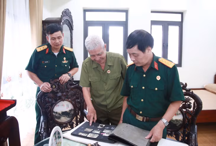 Ông Lê Thành Tô cùng CCB huyện Tiên Yên ôn lại kỷ niệm thời đi bộ đội chiến đấu.