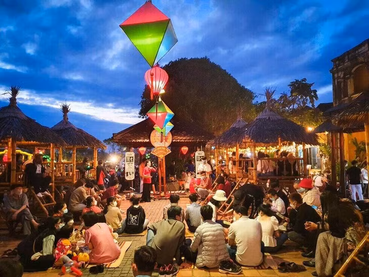 Không gian trình diễn nghệ thuật Bài Chòi trên Phố đi bộ Hội An luôn đầy ắp du khách. Ảnh: Hoàng Bin