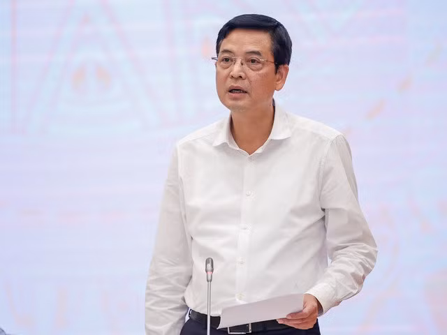 Thứ trưởng Bộ Xây dựng Bùi Xuân Dũng thông tin với báo chí về nội dung xây dựng nhà ở xã hội - Ảnh: VGP/Nhật Bắc