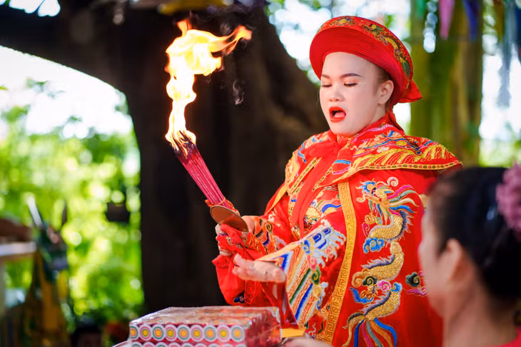 Thanh đồng múa hát chầu văn hầu mẫu tại miếu Vua Bà. Ảnh: Dương Toàn- CTV.