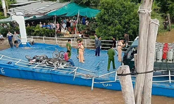 Phà được kéo vào bờ sau tai nạn. Ảnh: Minh Bằng