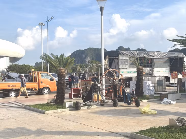 Những chiếc dù lượn đã được triển khai tại Quảng trường 30/10.