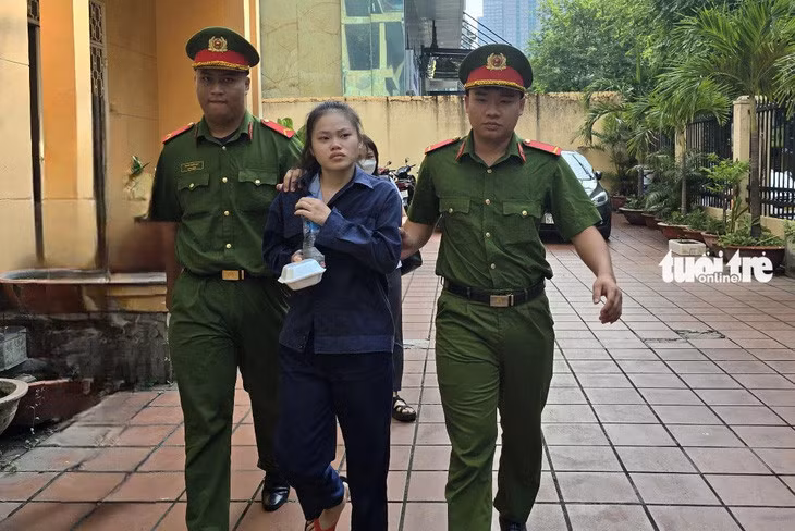 Phạm Huỳnh Nhật Vi được áp giải đến tòa - Ảnh: ĐAN THUẦN