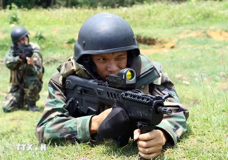 Chiến sỹ Lữ đoàn 174 (Quân chủng Hải quân) được trang bị nhiều loại vũ khí, quân trang hiện đại có thể tác chiến hiệu quả cả ngày và đêm trong mọi tình huống, thời tiết khắc nghiệt. (Ảnh: Trọng Đức/TTXVN)